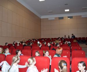W przeglądzie udział wzięło siedem szkół podstawowych a na scenie zaprezentowało się  70 młodych, utalentowanych artystów