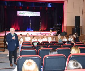 W przeglądzie udział wzięło siedem szkół podstawowych a na scenie zaprezentowało się  70 młodych, utalentowanych artystów