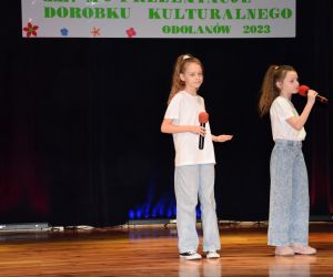 W przeglądzie udział wzięło siedem szkół podstawowych a na scenie zaprezentowało się  70 młodych, utalentowanych artystów