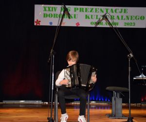 W przeglądzie udział wzięło siedem szkół podstawowych a na scenie zaprezentowało się  70 młodych, utalentowanych artystów