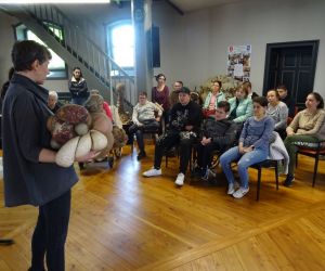 Autorkami wystawy są architekt i ceramik Paula Wange – Burkietowicz oraz artystka i terapeutka odolanowskiego ŚDS Elena...