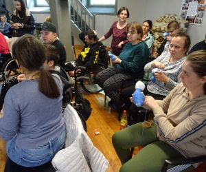 Autorkami wystawy są architekt i ceramik Paula Wange – Burkietowicz oraz artystka i terapeutka odolanowskiego ŚDS Elena...