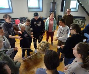Autorkami wystawy są architekt i ceramik Paula Wange – Burkietowicz oraz artystka i terapeutka odolanowskiego ŚDS Elena...