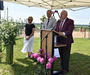 Teren wokół Sali Wiejskiej w Wierzbnie nigdy nie był tak piękny jak w chwili obecnej