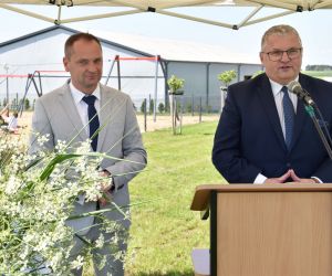 Teren wokół Sali Wiejskiej w Wierzbnie nigdy nie był tak piękny jak w chwili obecnej