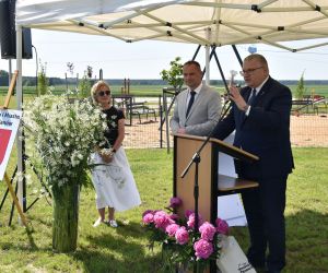 Teren wokół Sali Wiejskiej w Wierzbnie nigdy nie był tak piękny jak w chwili obecnej