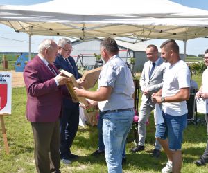 Teren wokół Sali Wiejskiej w Wierzbnie nigdy nie był tak piękny jak w chwili obecnej