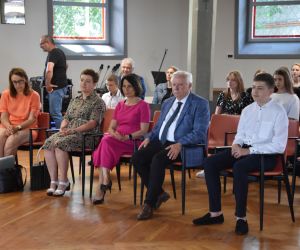 Prymusów przywitał Zastępca Burmistrza Gminy i Miasta Odolanów Jan Prokop, który po krótkim przemówieniu wręczył...