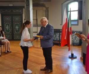 Prymusów przywitał Zastępca Burmistrza Gminy i Miasta Odolanów Jan Prokop, który po krótkim przemówieniu wręczył...
