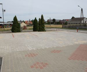 plac przed salą wiejską Wierzbnie (3)