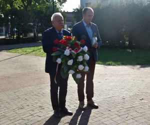Zastępca Burmistrza Gminy i Miasta Odolanów Jan Prokop wraz z Przewodniczącym Rady GiM Januszem Szustkiewiczem złożyli...