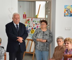 Minister Marlena Maląg na spotkaniu z seniorami