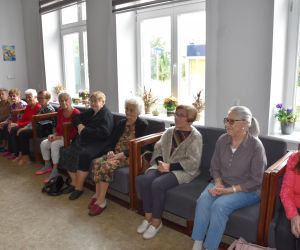 Minister Marlena Maląg na spotkaniu z seniorami