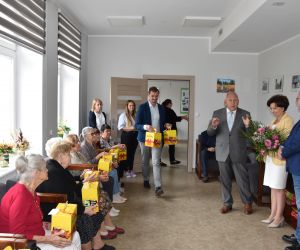Minister Marlena Maląg na spotkaniu z seniorami