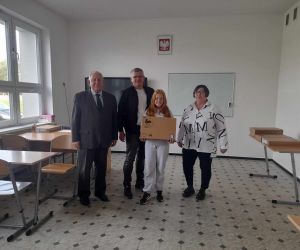 Laptopy dla uczniów z Nabyszyc wreczył Burmistrz Marian Janicki