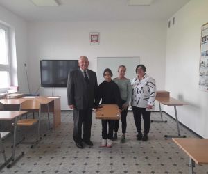 Laptopy dla uczniów z Nabyszyc wreczył Burmistrz Marian Janicki