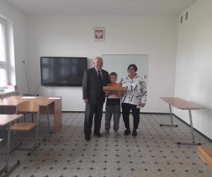 Laptopy dla uczniów z Nabyszyc wreczył Burmistrz Marian Janicki