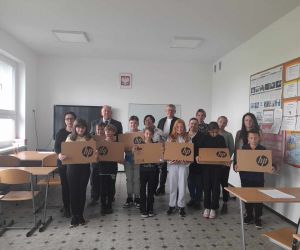 Laptopy dla uczniów z Nabyszyc wreczył Burmistrz Marian Janicki
