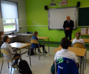 Laptopy dla uczniów w Świecy II wręczył Wiceburmistrz Jan Prokop