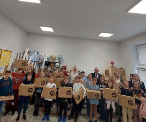 Kolejni uczniowie otrzymali laptopy