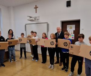 Laptopy dla uczniów z Garek wręczył Wiceburmistrz Jan Prokop