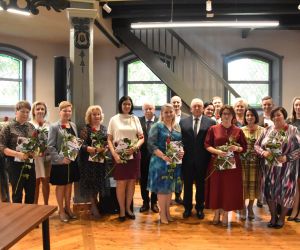 Burmistrz i Wiceburmistrz wręczyli nagrody nauczycielom