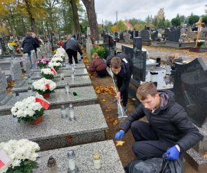 Uczniowie wzięlu udział w ogólnopolskiej akcji sprzątania cmentarzy