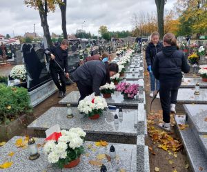Uczniowie wzięlu udział w ogólnopolskiej akcji sprzątania cmentarzy