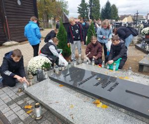 Uczniowie wzięlu udział w ogólnopolskiej akcji sprzątania cmentarzy
