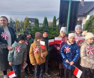 Uczniowie z Tarchał Wielkich upamiętnili 105 rocznicę odzyskania przez Polskę niepodległości