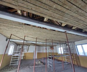 Modernizacja i wymiana stropu na sali wiejskiej w Nabyszycach