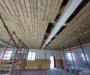 Modernizacja i wymiana stropu na sali wiejskiej w Nabyszycach