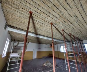 Modernizacja i wymiana stropu na sali wiejskiej w Nabyszycach