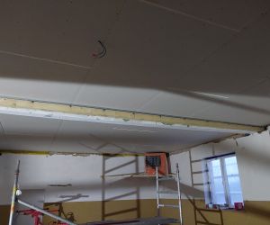 Modernizacja i wymiana stropu na sali wiejskiej w Nabyszycach
