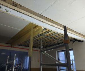 Modernizacja i wymiana stropu na sali wiejskiej w Nabyszycach