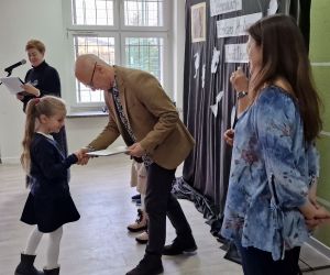 Wysokie miejsca uczniów szkoły podstawowej w Garkach podczas Powiatowego Konkursu Plastycznego