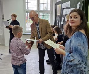Wysokie miejsca uczniów szkoły podstawowej w Garkach podczas Powiatowego Konkursu Plastycznego