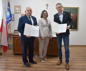 Podpisanie umowy w gabinecie Burmistrza Mariana Janickiego