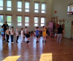 Koszykarki Basket Raczyce spotkały się z uczniami szkoły podstawowej