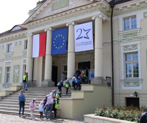 Szkoła w Wierzbnie z wizytą w Zespole Pałacowo Parkowym w Lewkowie