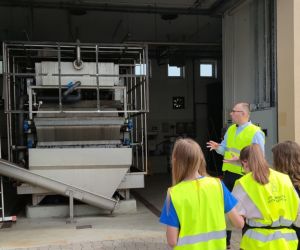 Uczniowie Szkoły Podstawowej w Raczycach zwiedzali stację uzdatniania wody i oczyszczalnię ścieków