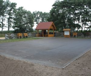 Nowa nawierzchnia asfaltowa na boisku sportowym w Gliśnicy (4)