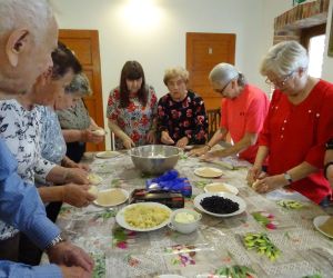 Wycieczka seniorów do chlebowej chaty