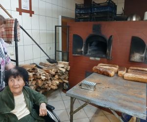 Wycieczka seniorów do chlebowej chaty