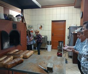 Wycieczka seniorów do chlebowej chaty