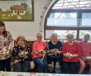 Wycieczka seniorów do chlebowej chaty