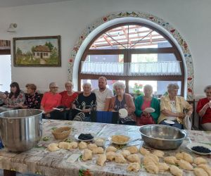 Wycieczka seniorów do chlebowej chaty