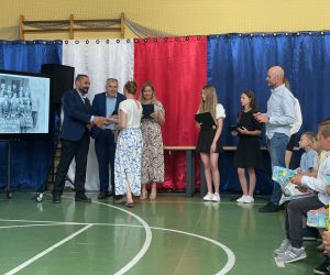 Burmistrz Na obchodach zakończenia roku szkolnego