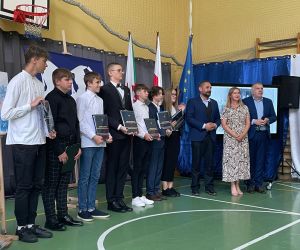 Burmistrz Na obchodach zakończenia roku szkolnego
