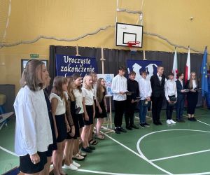 Burmistrz Na obchodach zakończenia roku szkolnego
